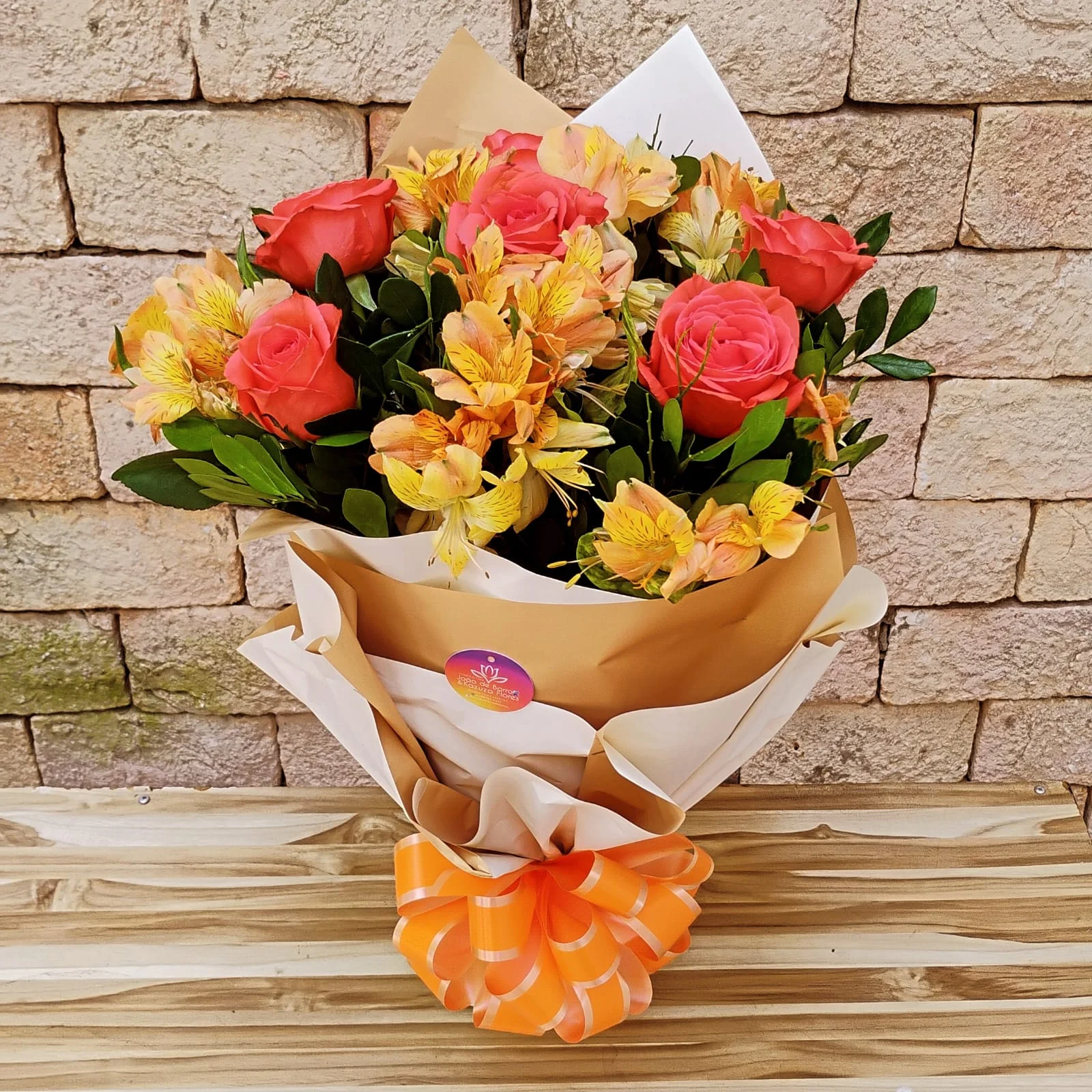 Buquê de 6 Rosas Coral com Astromélia