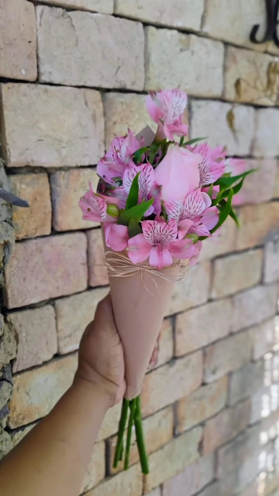 Cone de Rosa com Astromélia