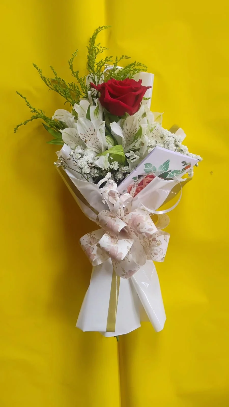 Cone de Rosa com Astromélia Premium